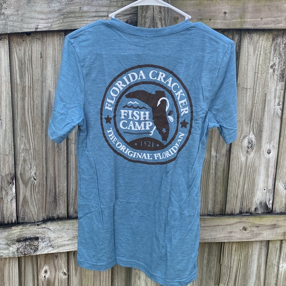 NWT Florida Cracker Trading Company T-shirt size S. Fish Camp Badge Vneck - Picture 3 of 14